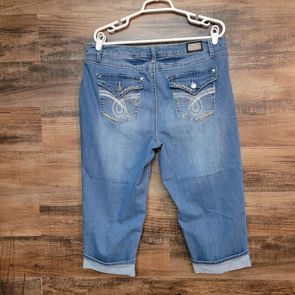 Earl Jean 16 W Mid Rise Cuffed Capri Thick Stitch Button Flap Medium Light Wash